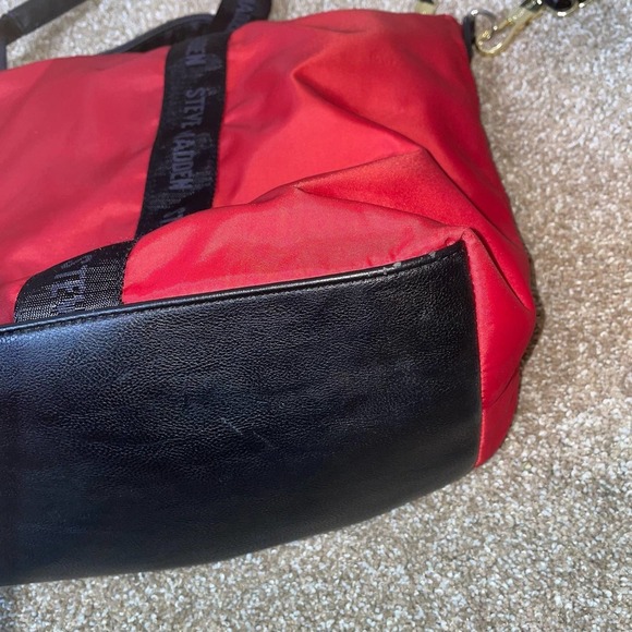 Steve Madden bag overnight carry on travel nylon red & black shoulder strap - Picture 3 of 8
